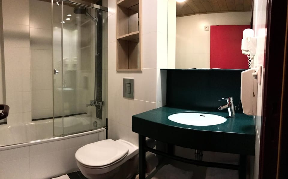 Shower, Toilet, Winter, Bathroom, On site