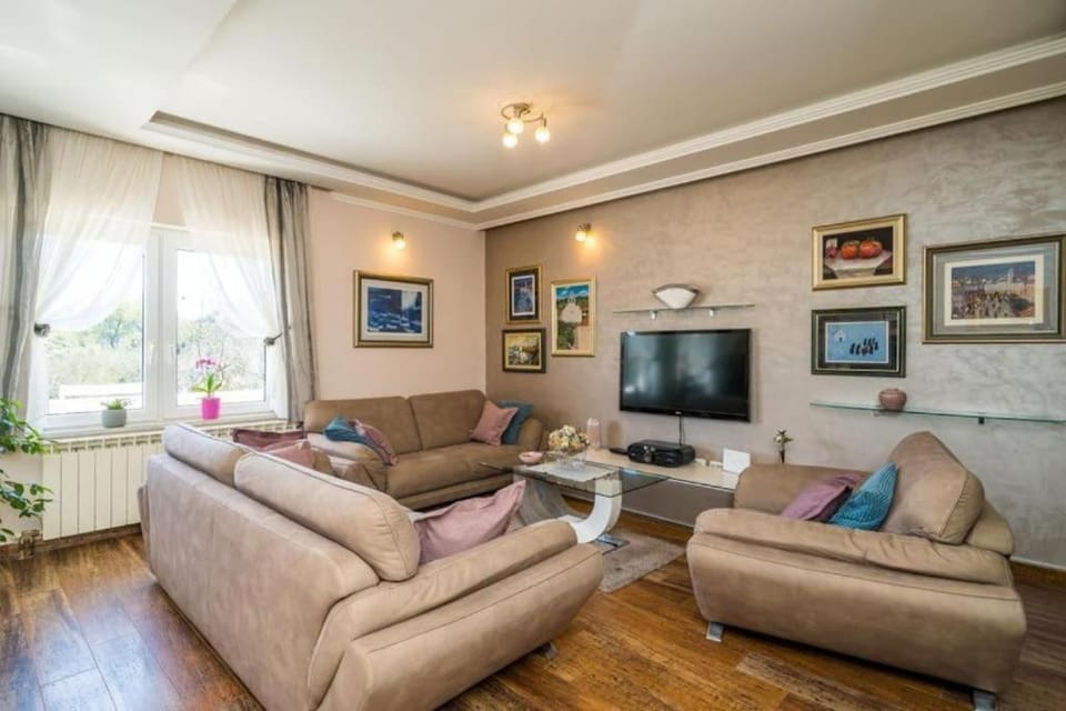TV and multimedia, Living room, Seating area