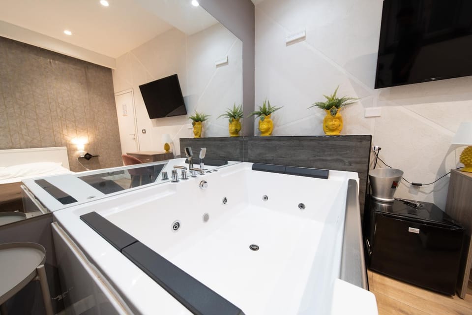 Hot Tub, TV and multimedia, Bath