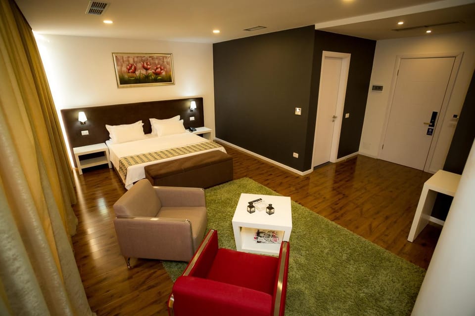 Photo of the whole room, Seating area