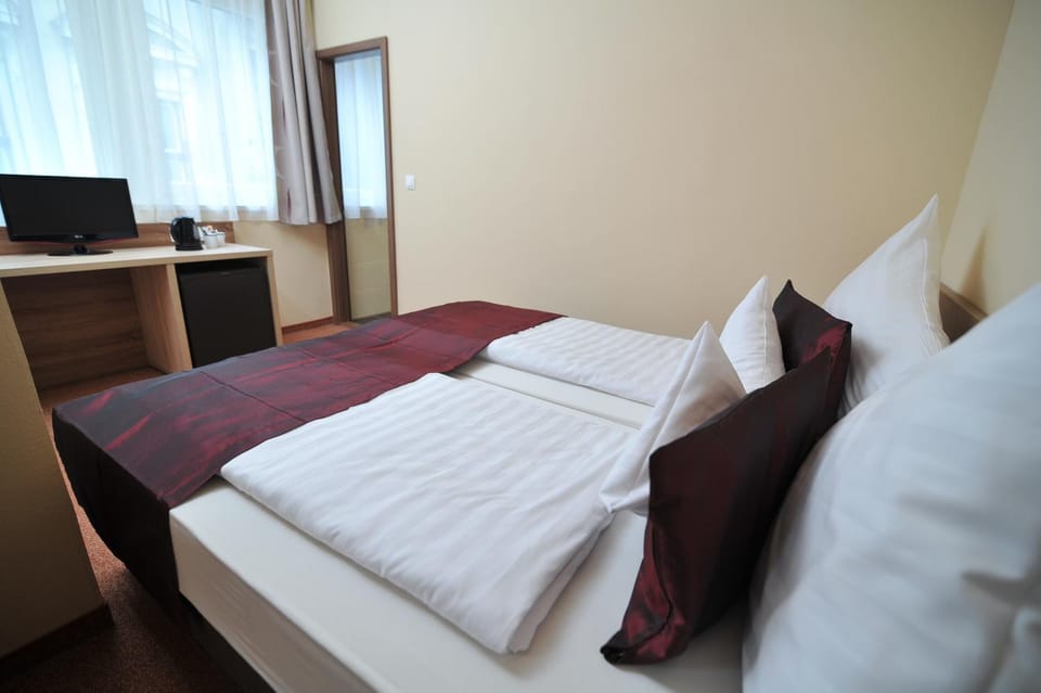 Bed, Photo of the whole room, Bedroom, City view, Landmark view, Quiet street view, Inner courtyard view