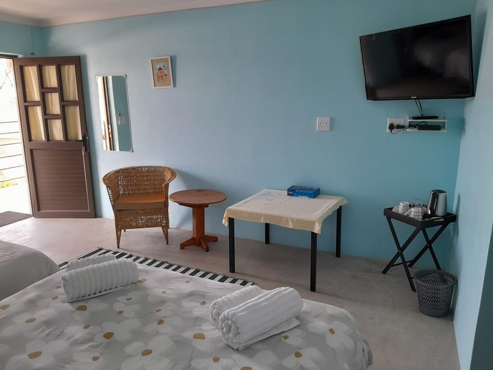 Bed, TV and multimedia, Living room, Photo of the whole room, Seating area, Bedroom, towels