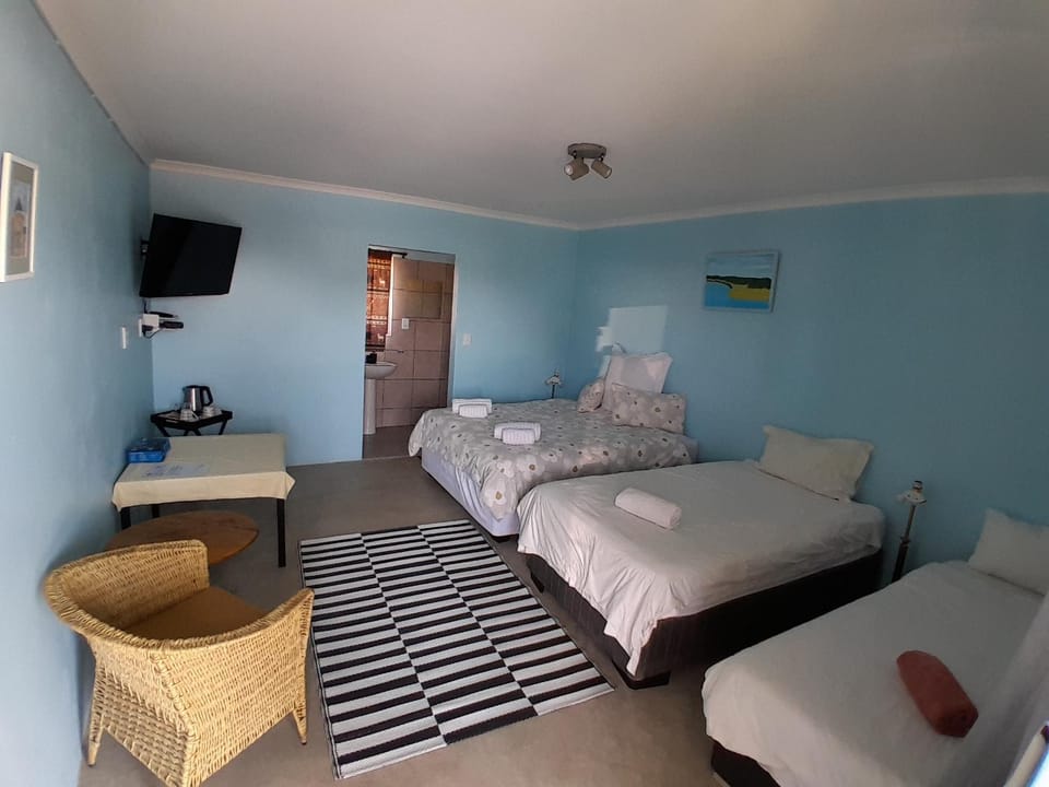 Bed, TV and multimedia, Living room, Photo of the whole room, Seating area, Bedroom, towels