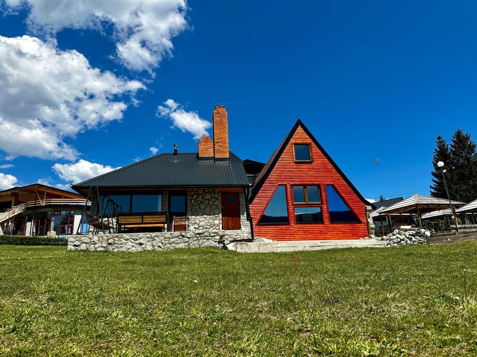 Property building, Spring, Day, Natural landscape, Garden, Garden view