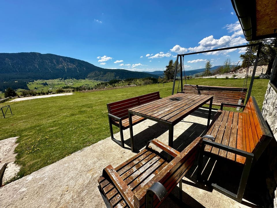Spring, Day, Natural landscape, Dining area, Mountain view