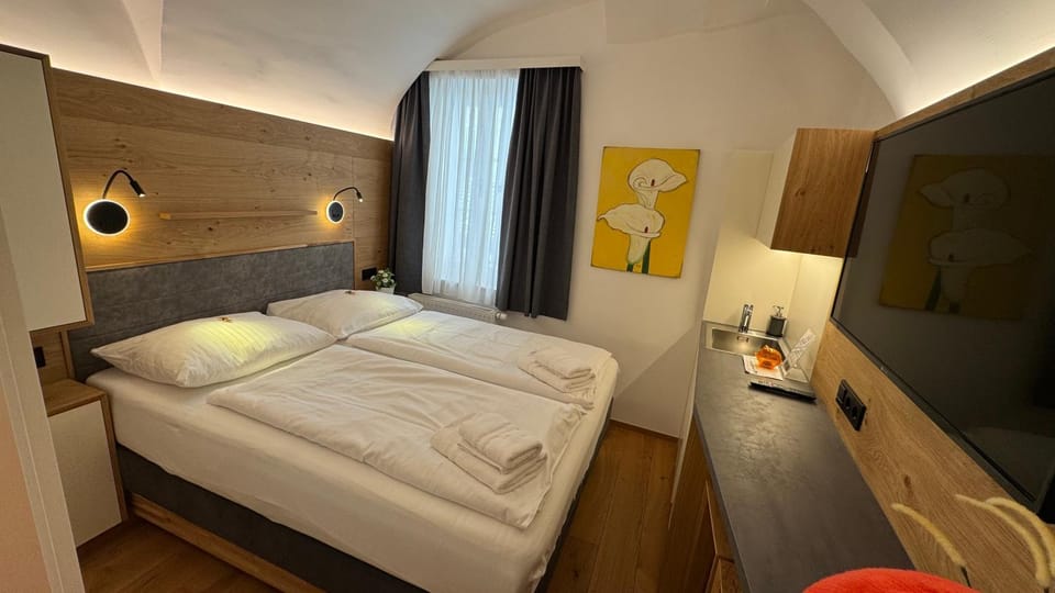 Bed, TV and multimedia, Bedroom