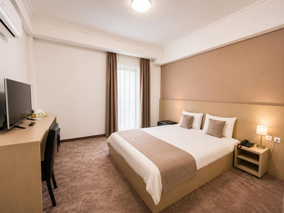 Bed, TV and multimedia, Photo of the whole room