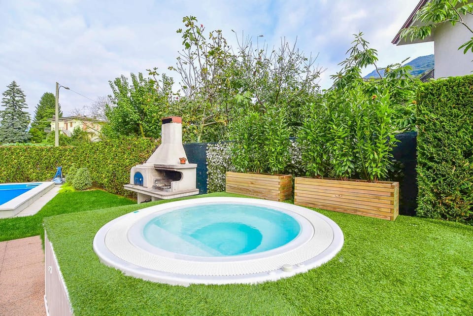 Garden, Hot Tub