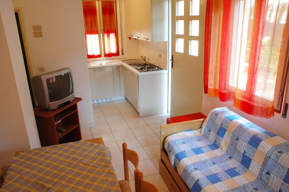 Kitchen or kitchenette, Living room, Dining area