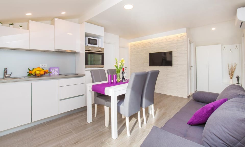 Coffee/tea facilities, Kitchen or kitchenette, Living room, Dining area