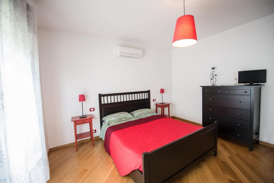 Bed, Photo of the whole room, Bedroom, air conditioner