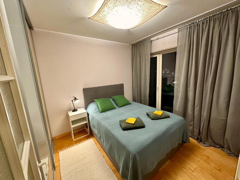 Bed, Bedroom, towels