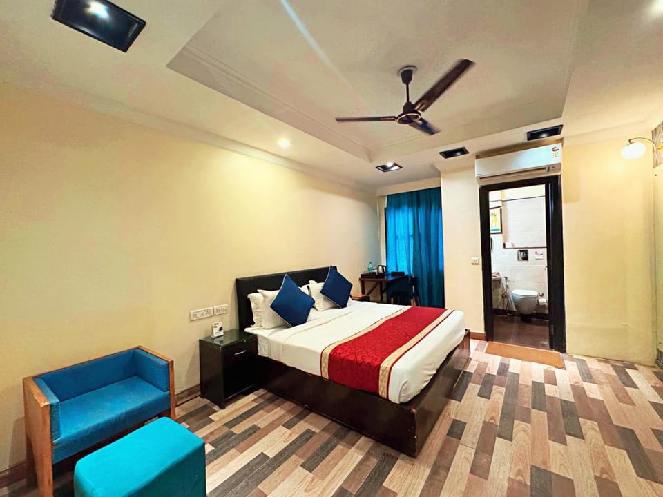 Bed, TV and multimedia, Bedroom