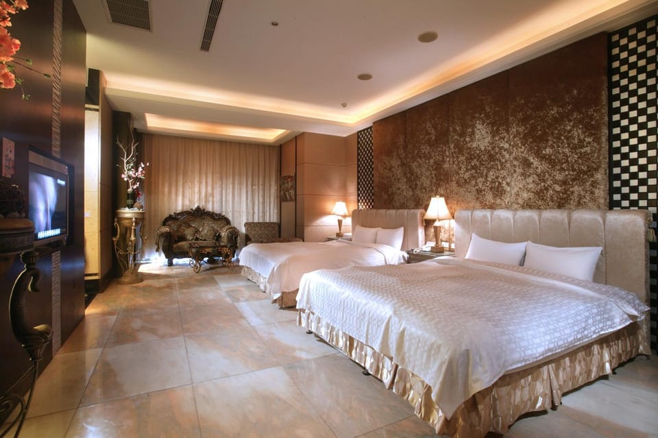 Bed, TV and multimedia, Living room, Photo of the whole room, Bedroom