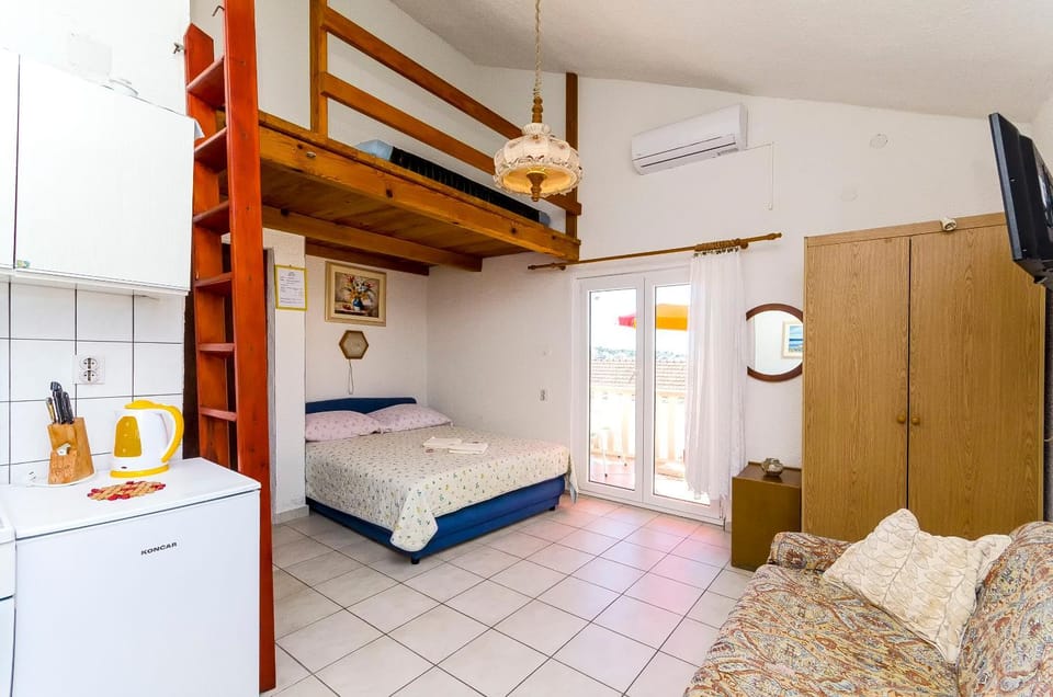 Bed, TV and multimedia, Kitchen or kitchenette, Photo of the whole room, Dining area, Bedroom, towels, wardrobe, air conditioner