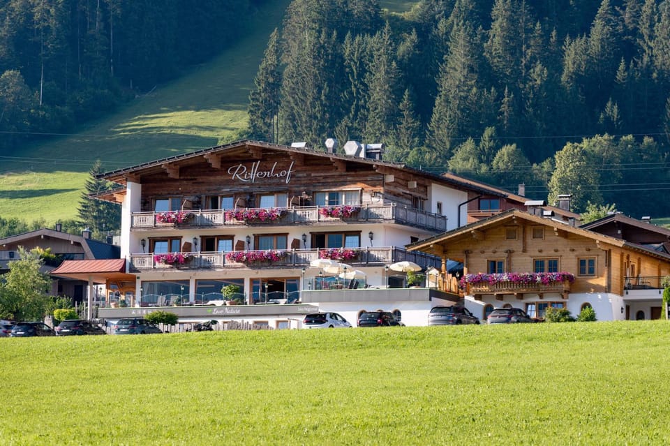 Property building, Neighbourhood, Summer, Balcony/Terrace, Balcony/Terrace, Mountain view