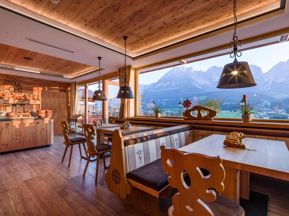 Communal lounge/ TV room, Natural landscape, Living room, Seating area, Dining area, Mountain view