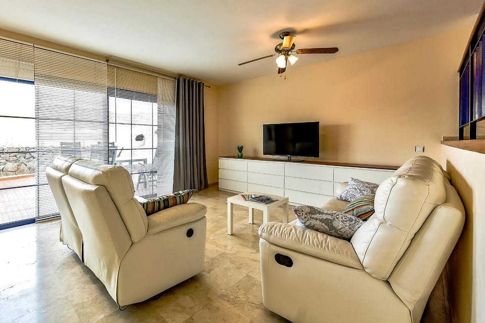 Communal lounge/ TV room, Mountain view