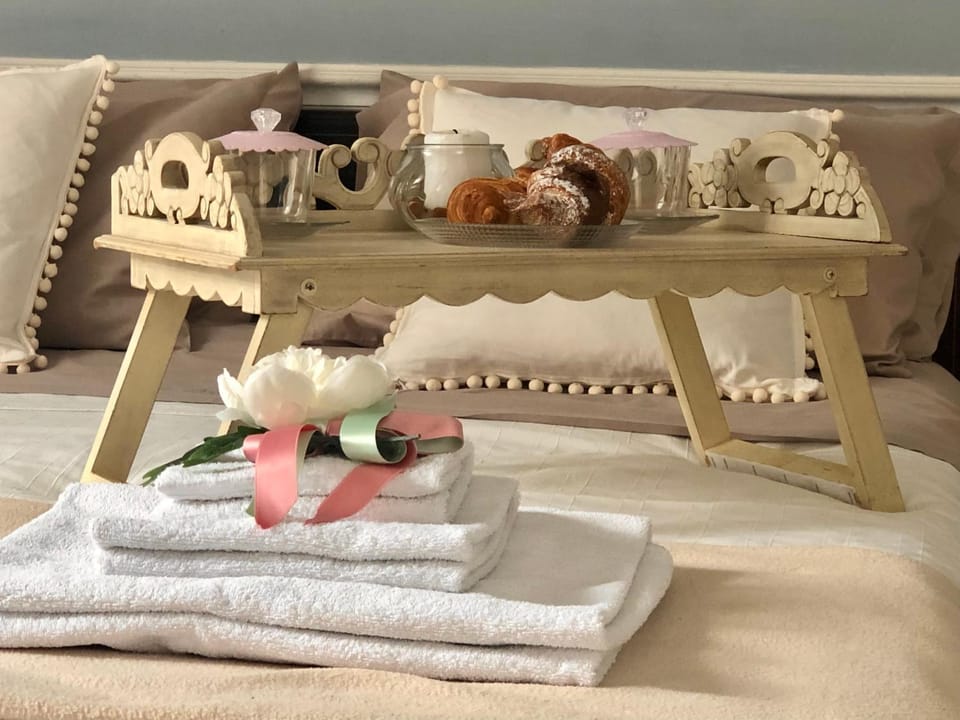 Bedroom, Food, Breakfast