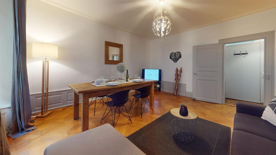 TV and multimedia, Kitchen or kitchenette, Living room, Seating area, Dining area
