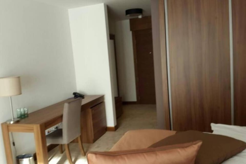 Coffee/tea facilities, Photo of the whole room, Decorative detail, Bedroom