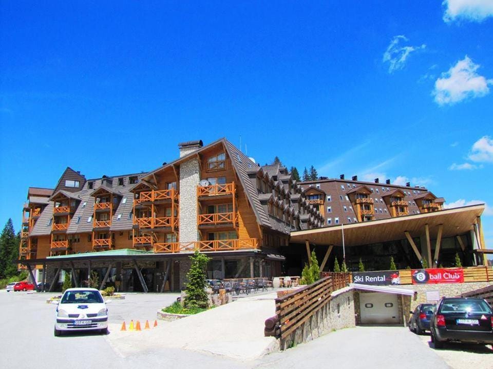Billiard, Children play ground, Game Room, Massage, Sauna, Ski School, Skiing, Skiing, Balcony/Terrace, Lobby or reception, Lounge or bar, Spa and wellness centre/facilities, Fitness centre/facilities, Cycling, Evening entertainment, Meeting/conference room, Guests, Mountain view, Family