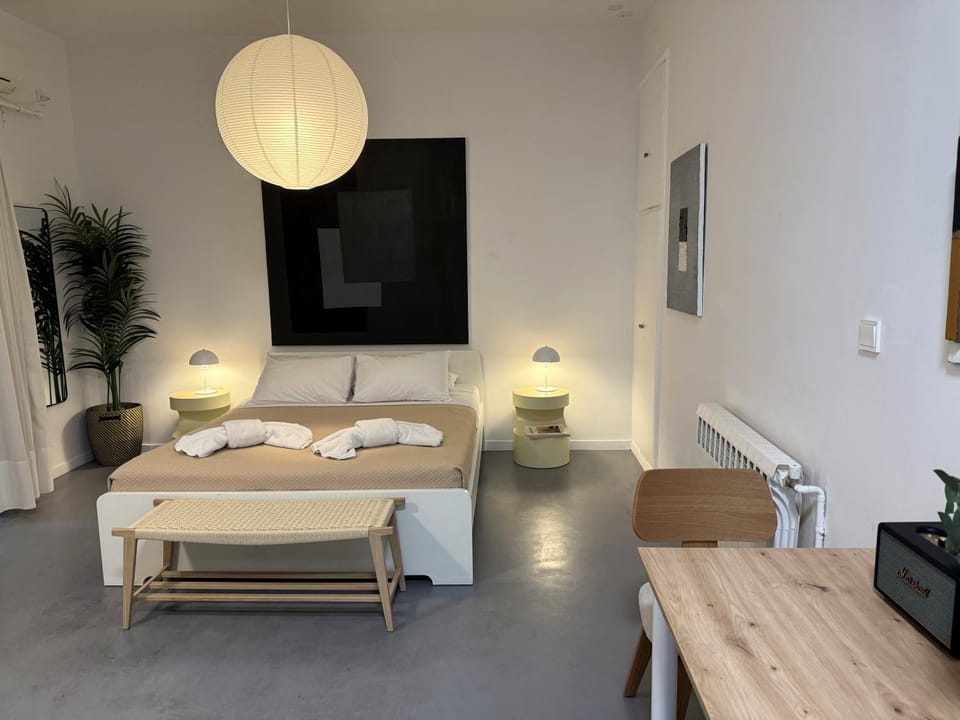 Bed, Dining area