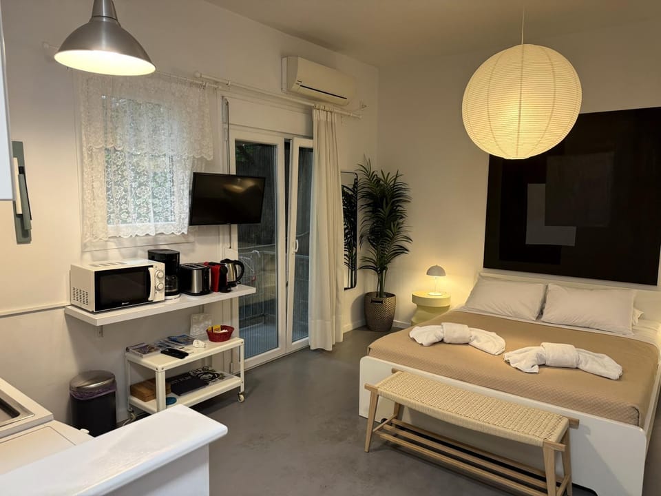 Bed, TV and multimedia, towels, air conditioner