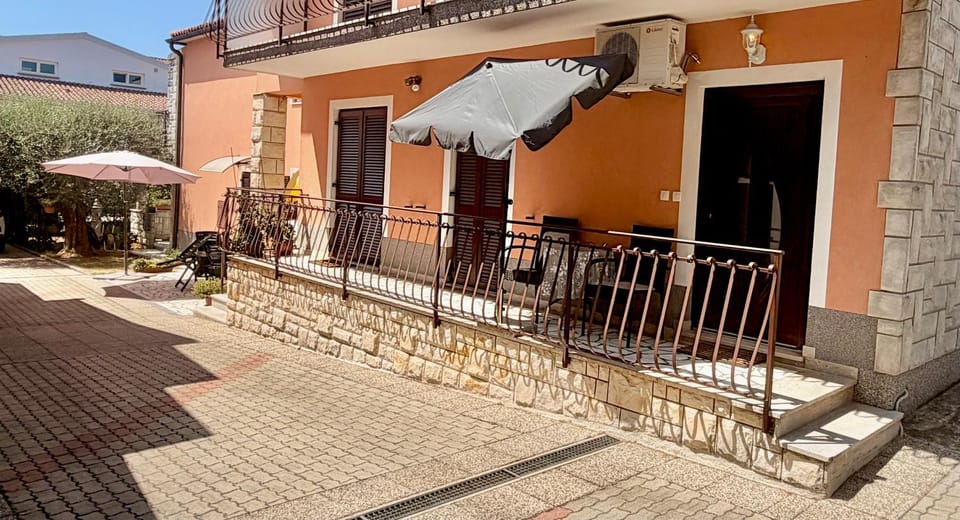 Property building, Facade/entrance
