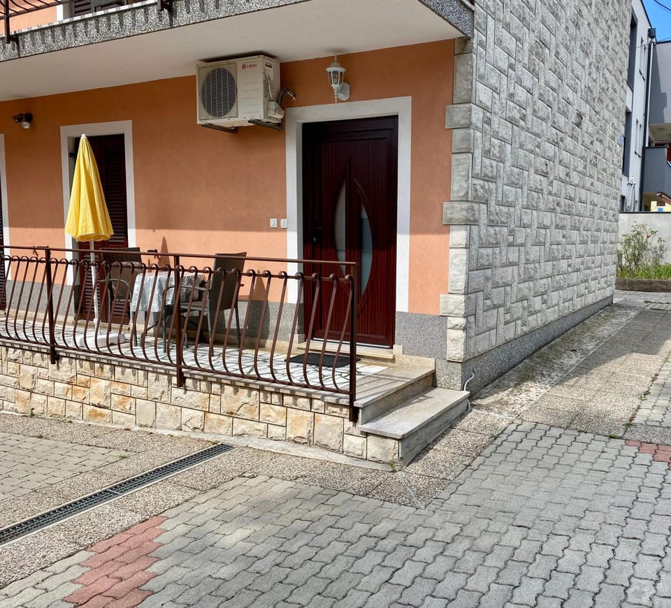 Property building, Facade/entrance, Balcony/Terrace