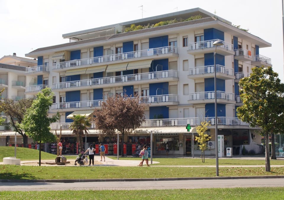 Restaurant/places to eat, Facade/entrance, On-site shops, Balcony/Terrace