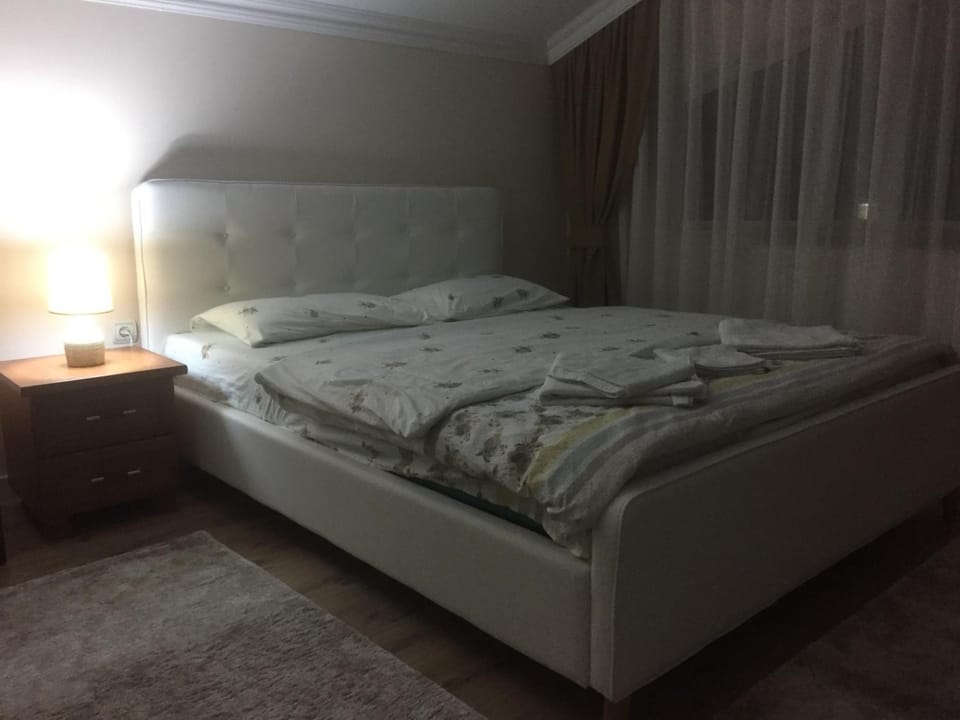 Bed, Bedroom, Garden view