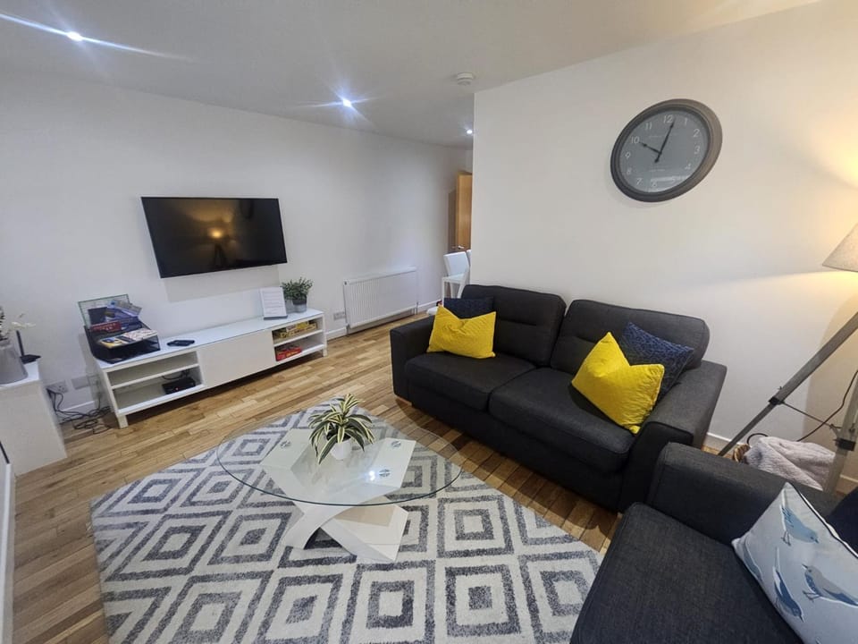 LANGLEY APARTMENT free parking outside between 6 pm and 8 am Secure parking 2 min walk Ideal for TRADES AND TOURISTS WANTING GREAT LOCATION Apartment in Inverness