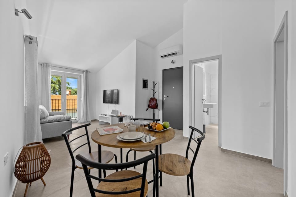 TV and multimedia, Living room, Seating area, Dining area
