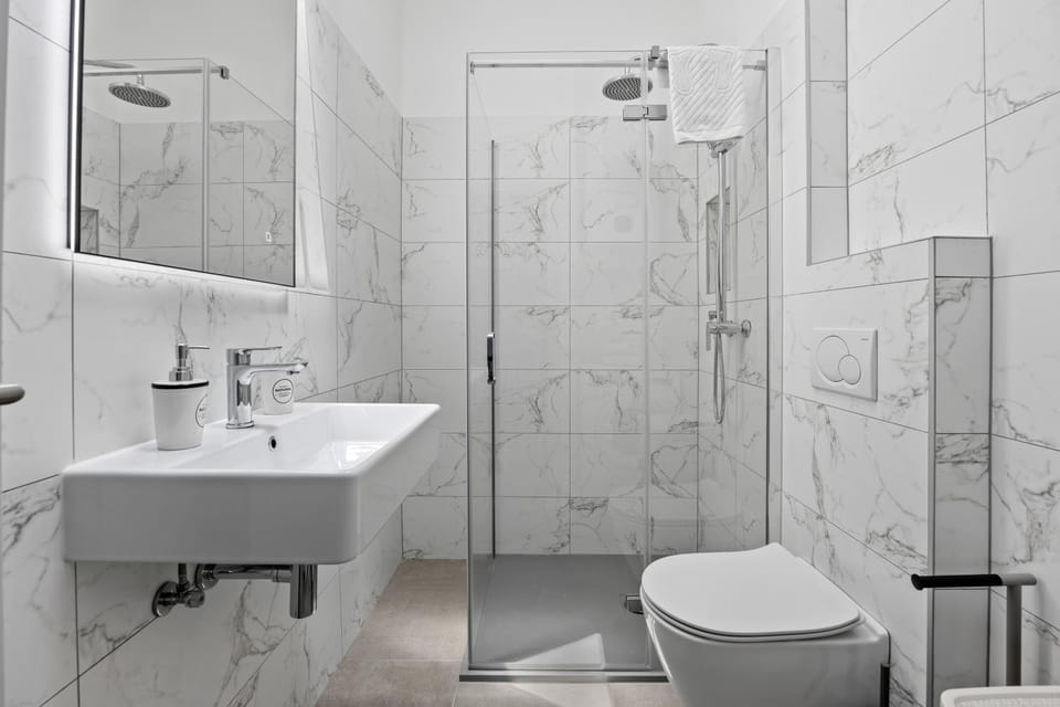 Shower, Toilet, Bathroom, towels