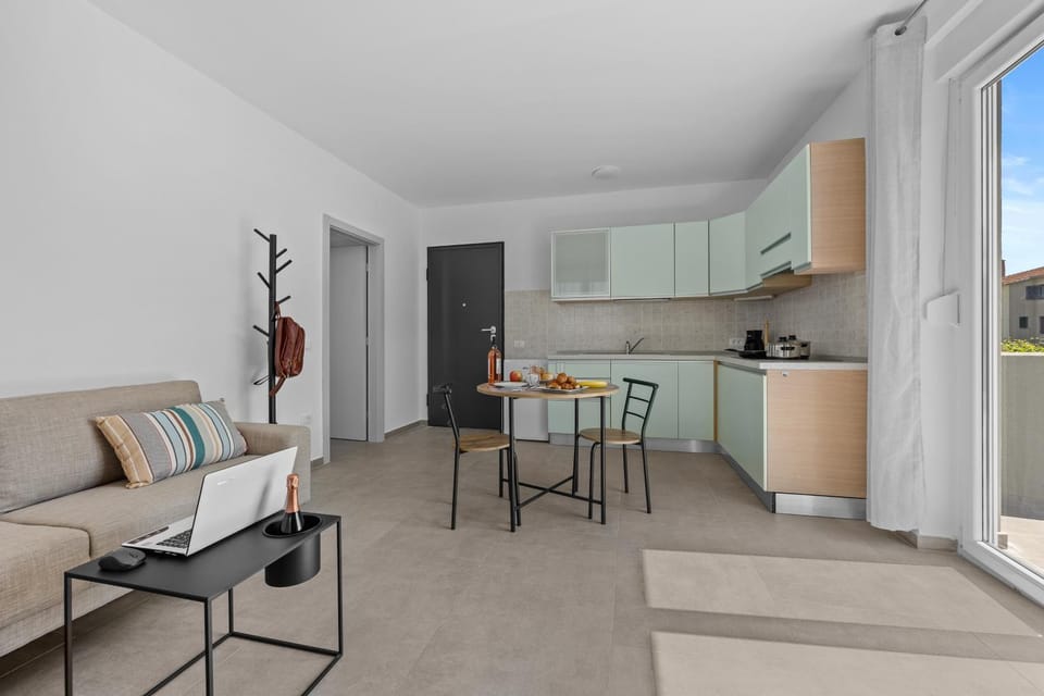 Kitchen or kitchenette, Living room, Seating area, Dining area, stove