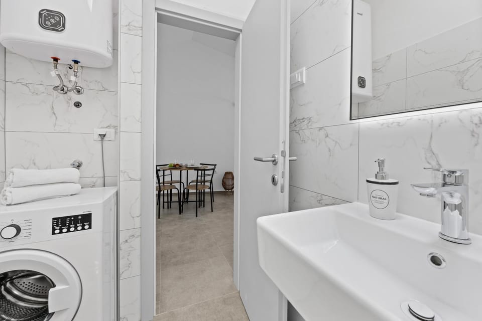 Bathroom, towels, washing machine