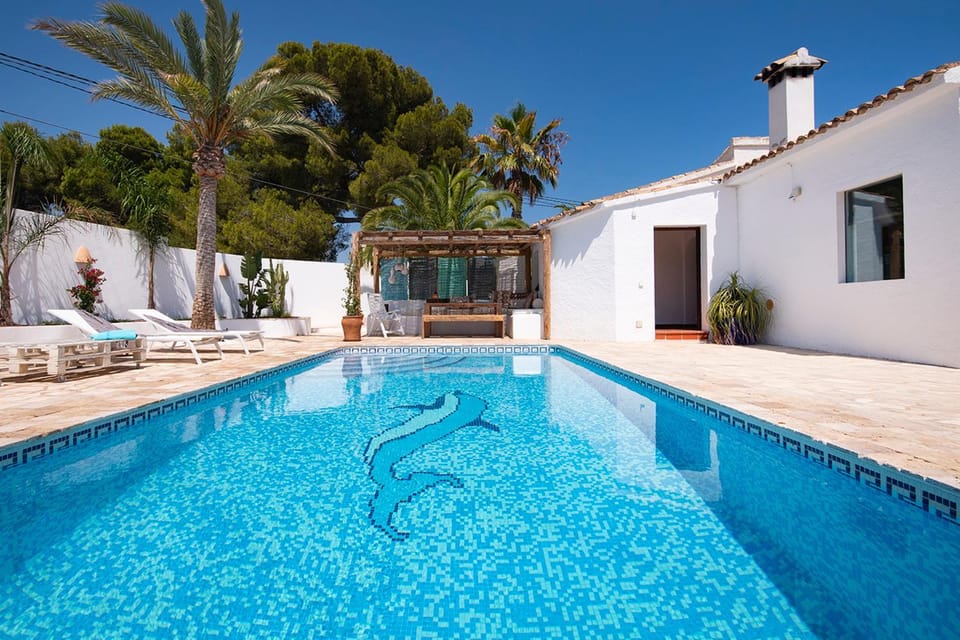 Off site, Garden, Balcony/Terrace, Decorative detail, Seating area, Dining area, On site, Swimming pool, Swimming pool
