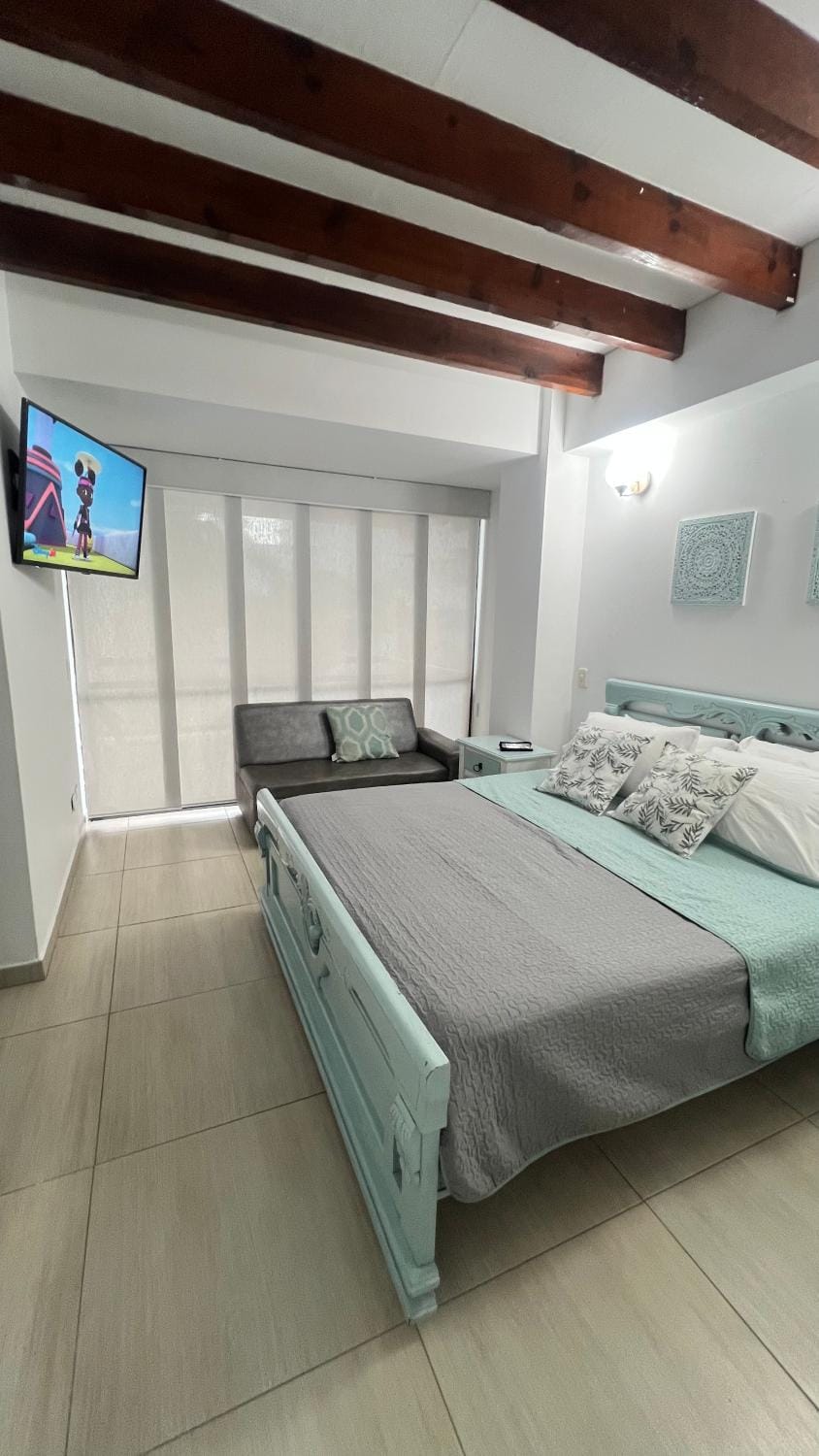 Bed, TV and multimedia, Photo of the whole room, Bedroom