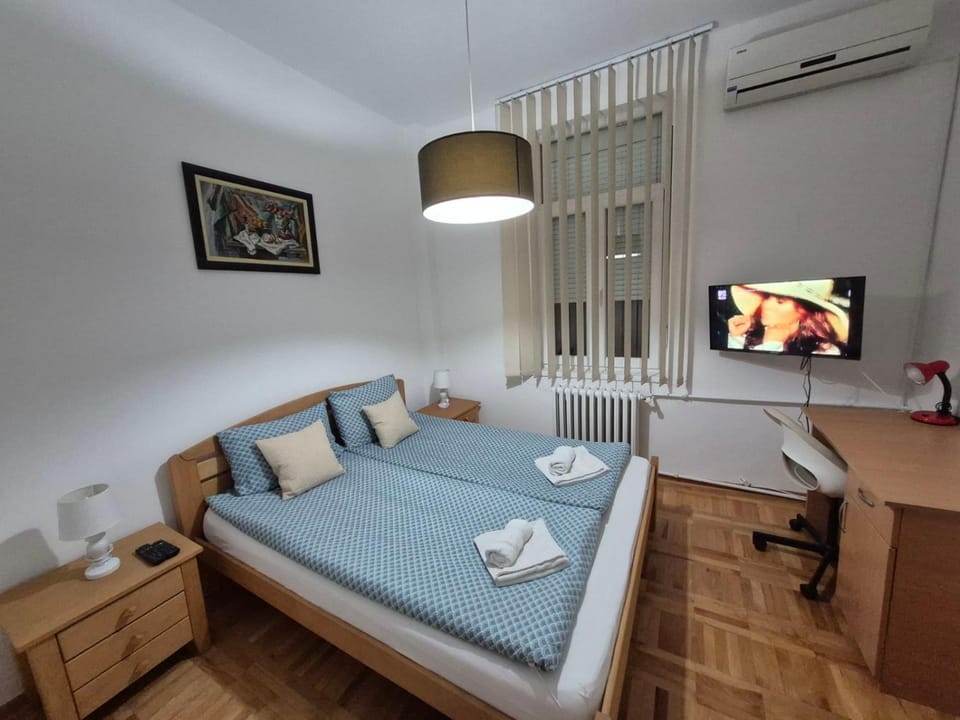 Bed, TV and multimedia, Bedroom
