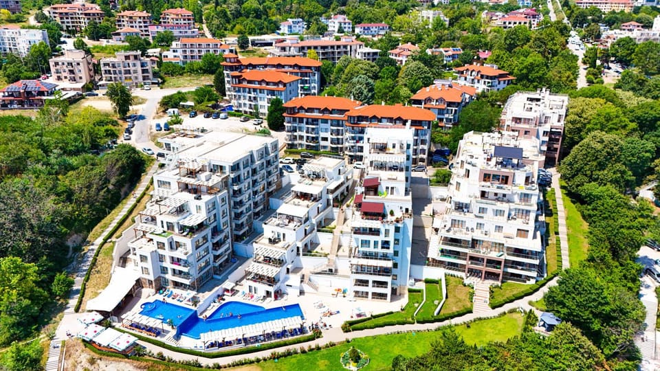 Property building, Day, Neighbourhood, Bird's eye view, City view, Pool view, Location