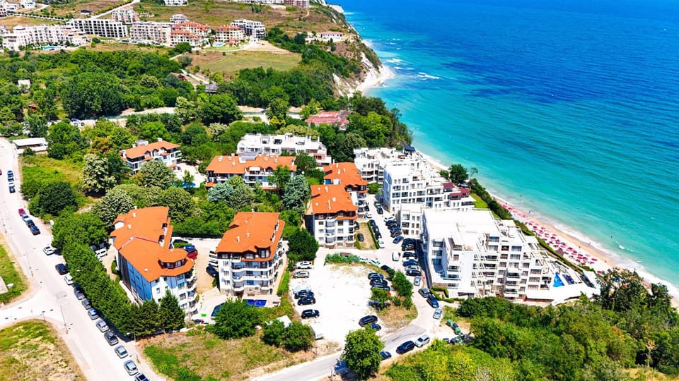 Property building, Day, Neighbourhood, Bird's eye view, Beach, City view, Sea view