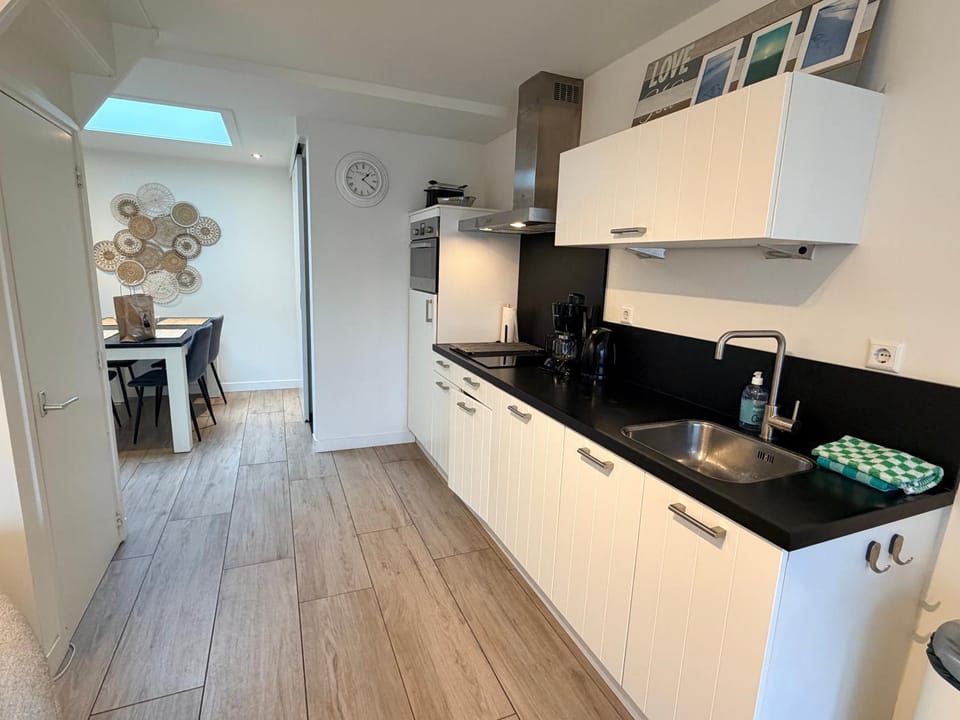 Coffee/tea facilities, Dining area, dishwasher, oven, kitchen