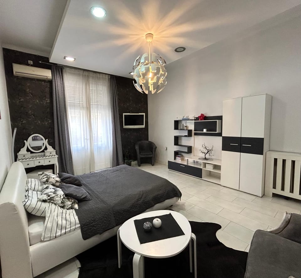 Bed, Photo of the whole room, Seating area, Bedroom, wardrobe