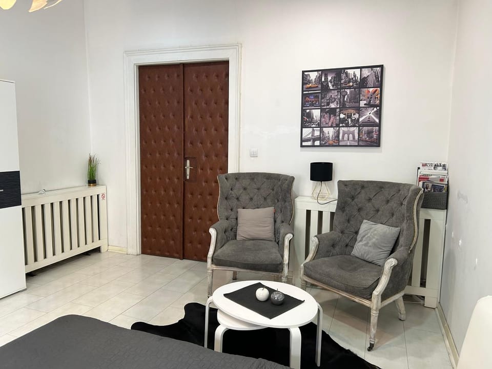 Seating area, Bedroom