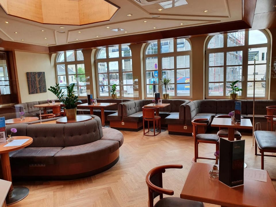 Restaurant/places to eat, Lounge or bar