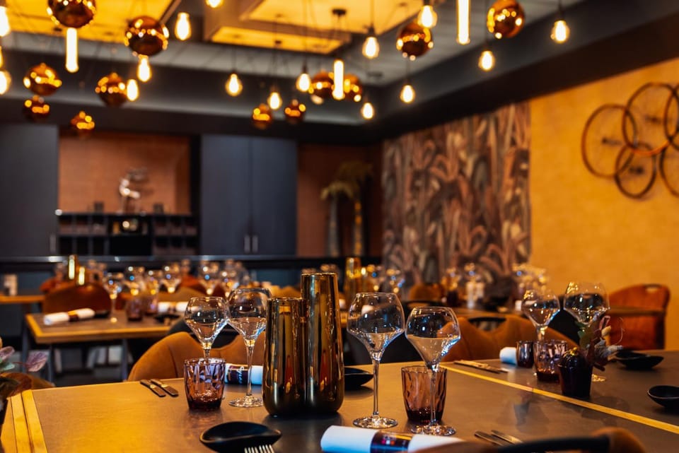 Restaurant/places to eat, Living room, Food and drinks