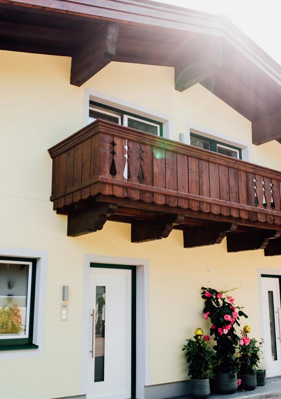 Property building, Facade/entrance, Day, Summer, Balcony/Terrace, Family