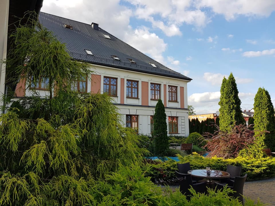 Property building, People, Decorative detail, Garden view, Family