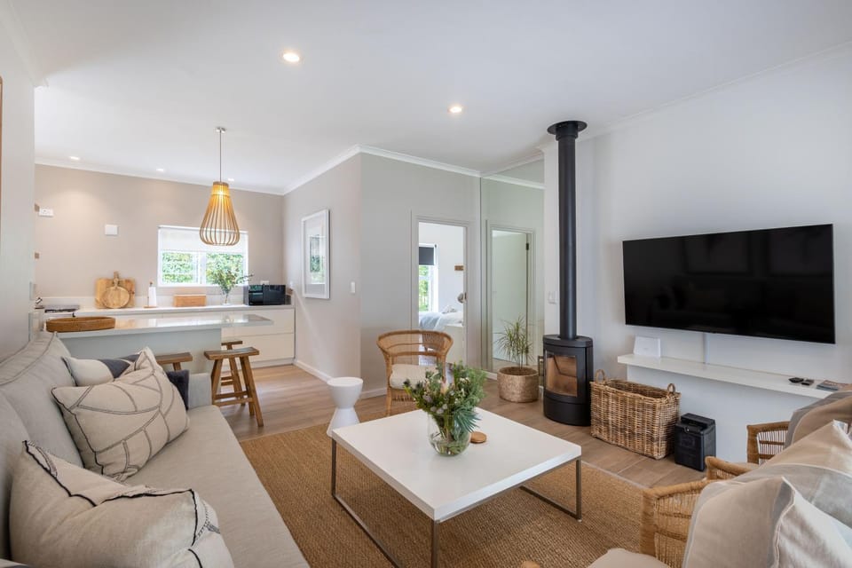 Communal lounge/ TV room, TV and multimedia, Living room, Seating area, Dining area